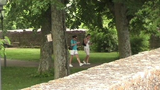 Pissen im Park (Passanten direkt daneben!)