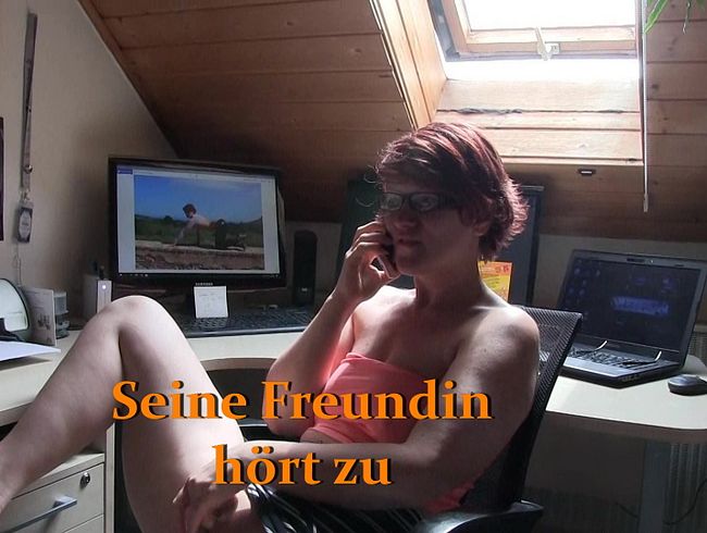 Seine Freundin hört zu